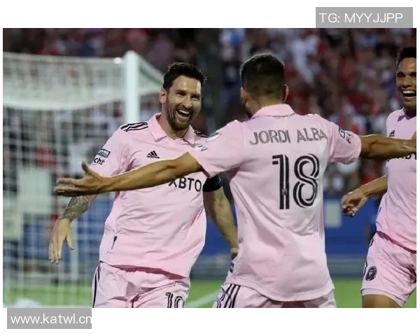 时光温柔,老友并肩:梅西与阿尔巴跨年合影里的“足球纯爱”与岁月静好